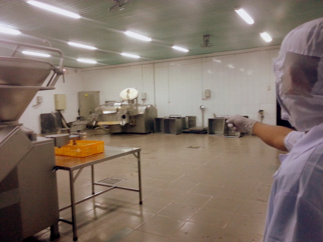 Dây chuyền sản xuất của Công ty Vietfoods (Bình Dương) ngưng sản xuất kéo theo hơn 100 công nhân nghỉ việc hơn nửa tháng nay do quy định mập mờ về an toàn vệ sinh thực phẩm - Ảnh: M.S.