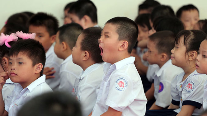 Làm sao để học sinh không mệt mỏi với chương trình học quá nặng nề? Trong ảnh: một em học sinh đang ngáp bên cạnh những gương mặt chán nản khác... - Ảnh: Như Hùng