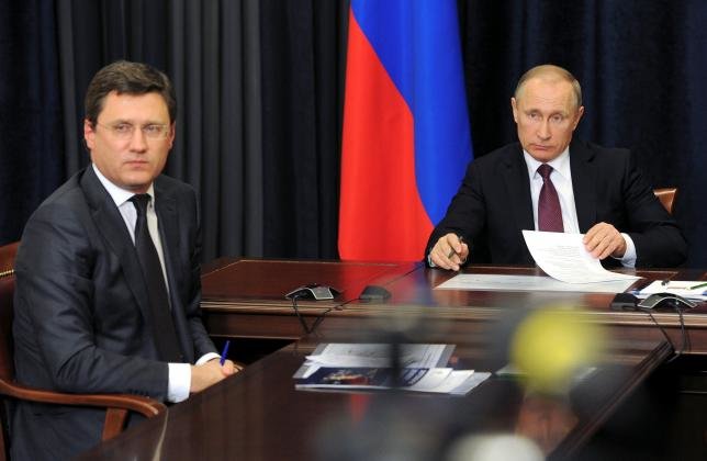 Tổng thống Nga Vladimir Putin (phải) và Bộ trưởng Năng lượng Nga Alexander Novak cùng xuất hiện trong hình ảnh video truyền trực tiếp tại lễ khởi công tuyến cáp cuối cùng trong đường dây tải điện từ Nga tới Crimea ngày 11-5 - Ảnh: Reuters