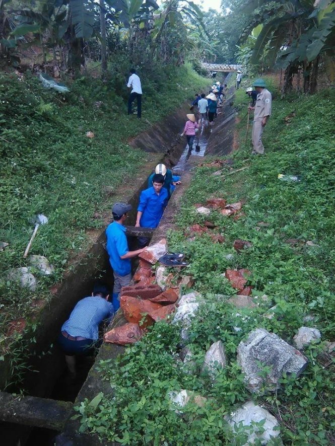 Đoàn viên, thanh niên huyện Thạch Thành (Thanh Hóa) nạo vét kênh mương để dẫn nước từ hồ Đồng Ngư về thị trấn Kim Tân cho Nhà máy nước Kim Tân hoạt động - Ảnh do Huyện đoàn Thạch Thành cung cấp