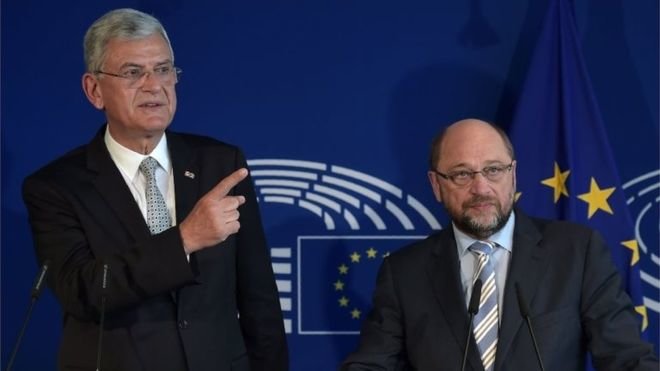 Bộ trưởng Volkan Bozkir (trái) phát biểu sau cuộc họp với Quốc hội châu Âu tại Strasbourg - Ảnh: AFP