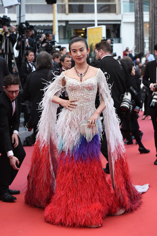 Triệu Nhĩ Linh - nữ diễn viên không tên tuổi xuất hiện tại Cannes với bộ váy được coi là rườm rà.