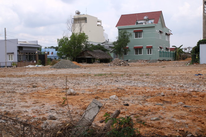 Khu đất này nguyên là bãi đậu xe ben ở đường 160, P.Tăng Nhơn Phú A, quận 9 đã di dời đi nơi khác nhờ phản ảnh của người dân qua đường dây nóng Thành ủy TP.HCM - Ảnh: Ngọc Dương