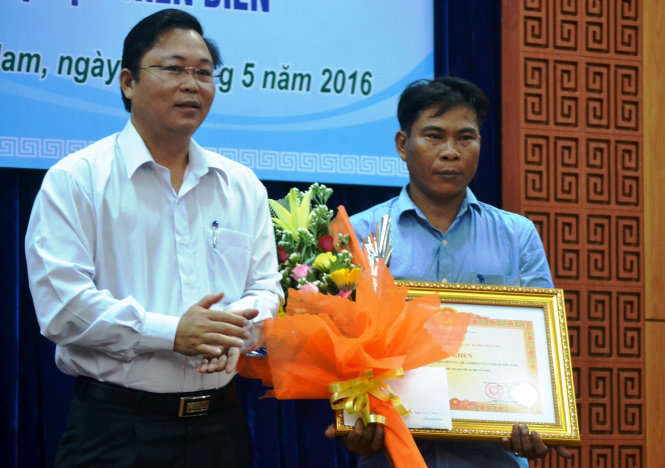UBND tỉnh Quảng Nam trao bằng khen của Thủ tướng cho các thuyền viên tàu cá ông Phạm Phú Trung - Ảnh: Lê Trung