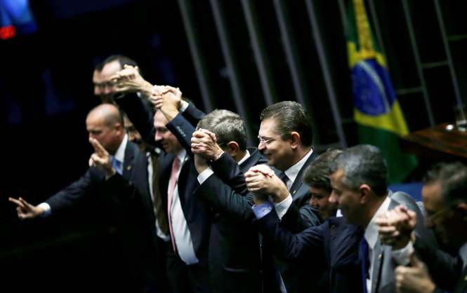 Các thượng nghị sĩ Brazil phản ứng vui mừng sau cuộc bỏ phiếu rạng sáng 12-5. Ảnh nhỏ: nữ Tổng thống Dilma Rousseff - Ảnh: Reuters