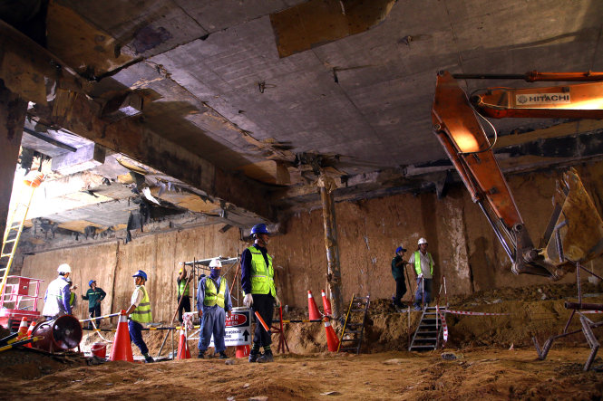 Các công nhân khẩn trương lắp ráp giàn giáo thi công ở tầng ngầm thứ 2 tại công trường thi công nhà ga ngầm tuyến metro số 1 TP.HCM (Bến Thành - Suối Tiên) ở nhà ga Nhà hát TP  - Ảnh: Ngọc Dương