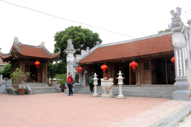 Đền thờ thái sư Lê Văn Thịnh (phải) và cạnh bên là miếu đặt tượng xà thần tại làng Bảo Tháp, xã Đông Cứu, huyện Gia Bình, Bắc Ninh - Ảnh: Thái Lộc