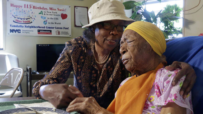 Bà Susannah Mushatt Jones, 115 tuổi, bên cháu gái Lois Judge, trong phòng riêng tại Brooklyn - Ảnh:  AP