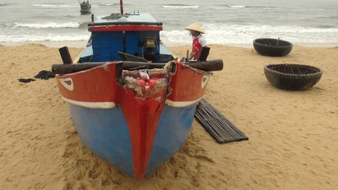 Tàu ông Kiêm được người dân giúp kéo lên bờ nhưng bị hư hỏng nặng - Ảnh:Quốc Nam