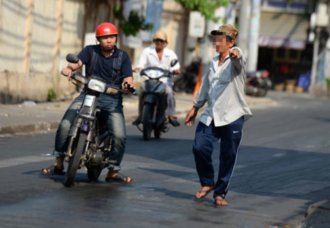 Một “cò” (đội nón lưỡi trai) chèo kéo người dân đi khám bệnh trước Bệnh viện Da liễu (đường Nguyễn Thông, P.6, Q.3, TP.HCM)
- Ảnh: Hữu Khoa