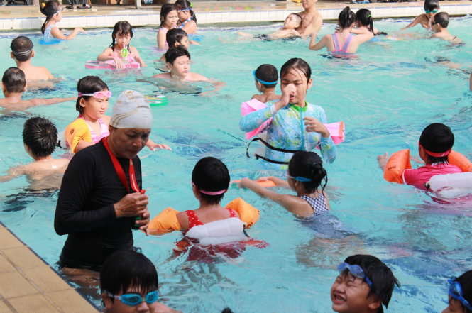 Đội đã phối hợp với các ban ngành dạy bơi và phòng chống đuối nước, giúp nhiều bạn nhỏ tại TP.HCM có thêm kỹ năng tự bảo vệ mình - Ảnh: Q.L.