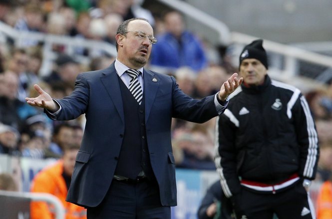 HLV Benitez (trái) nhận tin buồn cùng Newcastle - Ảnh: Reuters