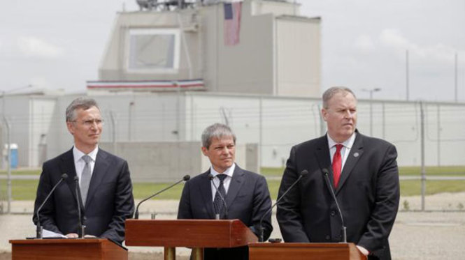 Các quan chức Mỹ, NATO và Romania trong lễ kích hoạt lá chắn tên lửa tại căn cứ không quân Deveselu. Từ trái qua phải: Tổng thư ký NATO Jens Stoltenberg - Thủ tướng Romania Dacian Ciolos - Thứ trưởng Quốc phòng Mỹ Robert Work - Ảnh: Reuters