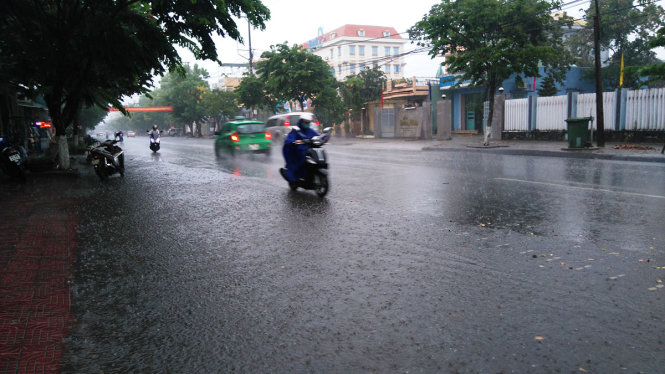 Nhiều tuyến đường ở TP Tam Kỳ ngập nước sau trận mưa lớn chiều 13-5 - Ảnh: Lê Trung