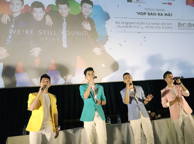 Nhóm Oplus gồm Tùng Lâm, Quang Minh, Đức Tùng, Tùng Linh trình diễn trong buổi ra mắt MV và album - Ảnh: Danh Anh