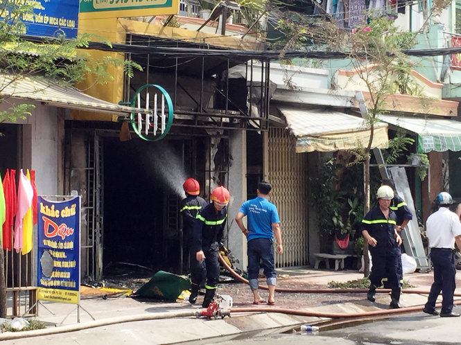 Cảnh sát chữa cháy tại cửa hàng gas - Ảnh: Ngọc Khải