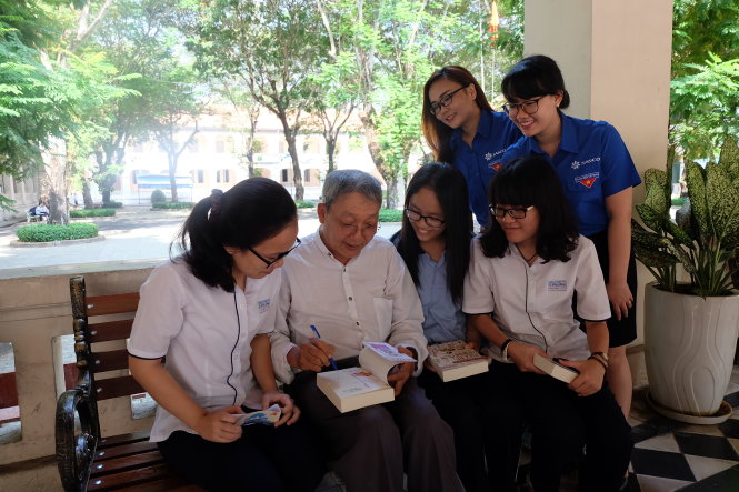 Nhà văn Lê Văn Nghĩa ký tặng sách cho học sinh Trường THPT chuyên Lê Hồng Phong
- Ảnh: T.H.