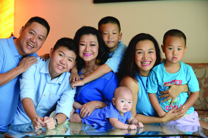 Nghệ sĩ Kim Cương và gia đình của con trai Gia Vinh               - Ảnh tư liệu gia đình