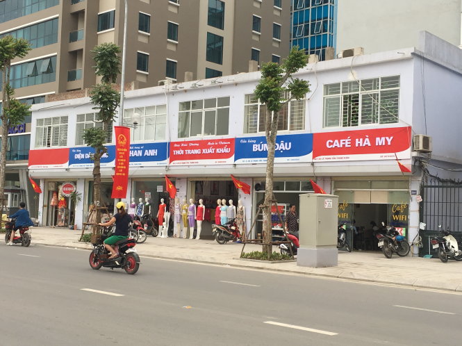 Trên phố Lê Trọng Tấn, từ quán cà phê, bún đậu hay cửa hàng thời trang, điện máy… đều được treo biển hiệu chữ trắng trên nền hai màu xanh - đỏ - Ảnh: V.V.Tuân