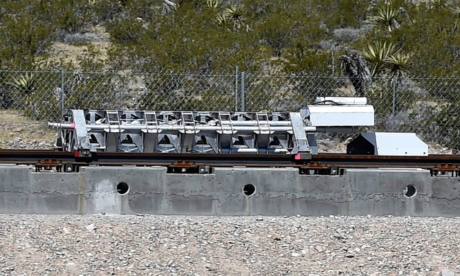 Chiếc xe trượt được thử nghiệm ở Nevada ngày 11-5  - Ảnh: Reuters