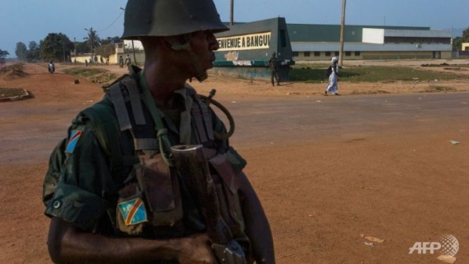 Một người lính Congo đang canh gác tại Bangui - Ảnh: AFP