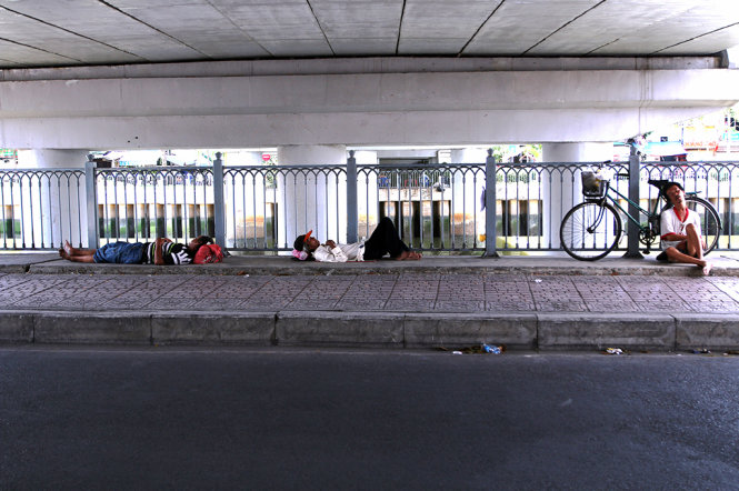Để chống nóng, gầm cầu trở thành nơi ngả lưng cho nhiều người lao động nghèo - Ảnh: Ngọc Dương