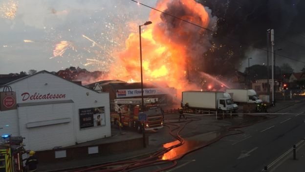 Hiện trường vụ nổ nhà máy pháo hoa ở Southampton, Anh - Ảnh: BBC
