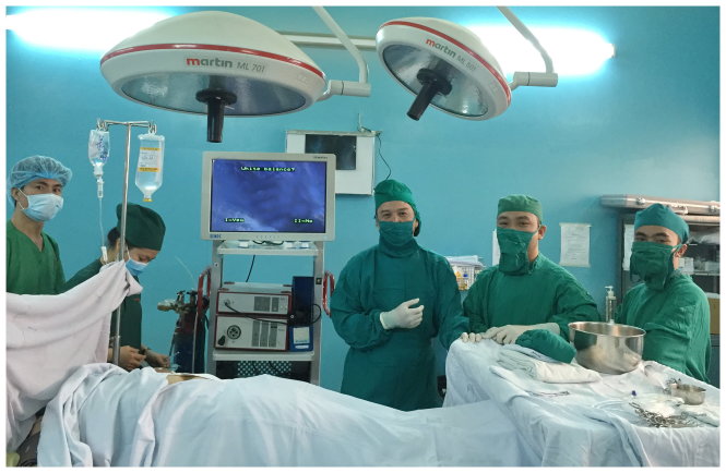 Các bác sĩ Bệnh viện Bình Dân chuẩn bị mổ cắt sỏi túi mật cho bệnh nhân - Ảnh: BV cung cấp