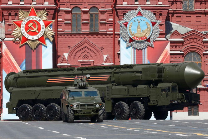 Dàn tên lửa đạn đạo liên lục địa Yars RS-24 được Nga giới thiệu trong buổi duyệt binh ngày 9-5 vừa qua - Ảnh: Reuters