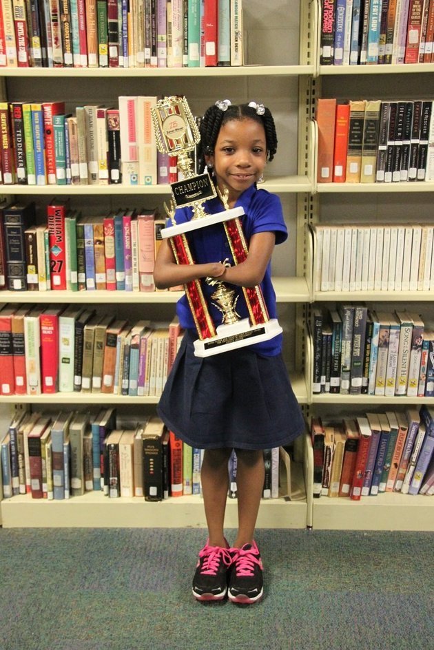 Anaya Ellick ôm chiếc cúp chiến thắng của cuộc thi viết chữ đẹp - Ảnh: Trường Greenbrier