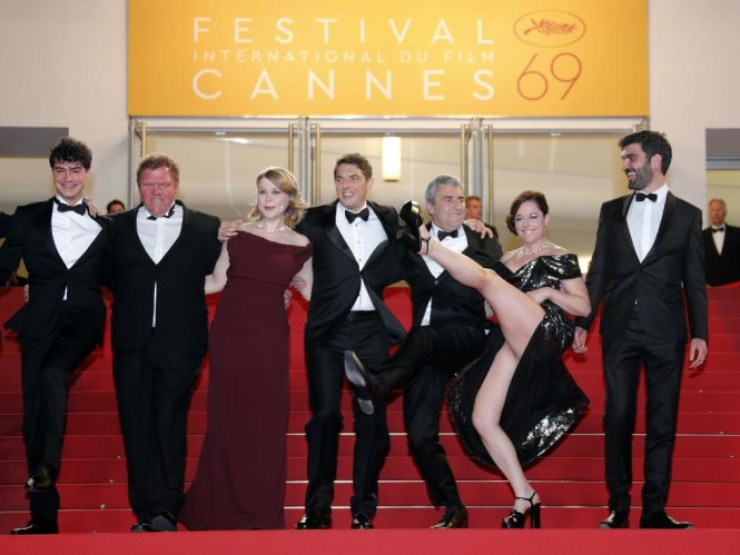 Đạo diễn Alain Guiraudie và các diễn viên trong phim Rester vertical (Staying Vertical) của ông trình chiếu tại LHP Cannes.