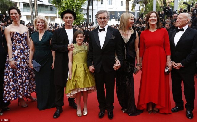 Đạo diễn Steven Spielberg và đoàn làm phim BFG ra mắt tại Cannes đêm 14-5 - Ảnh: