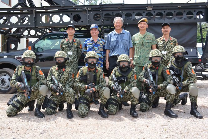 Đặc công Việt Nam chụp ảnh lưu niệm với Bộ trưởng QP Singapore Ng Eng Heng (không đội mũ đứng giữa)