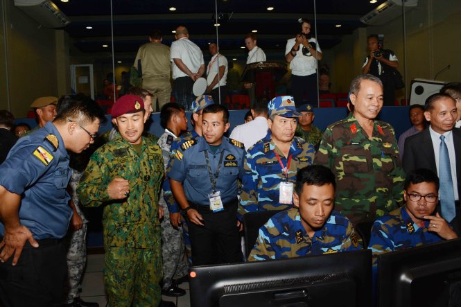 Tư lệnh Quốc phòng Brunei - Đại sứ Việt Nam tại Brunei-Tùy viên QP tại Brunei-và Trưởng đoàn Việt Nam Lê Xuân Thủy thăm và kiểm tra công tác chuẩn bị của đoàn Việt Nam tại Trung tâm chỉ huy ở Brunei