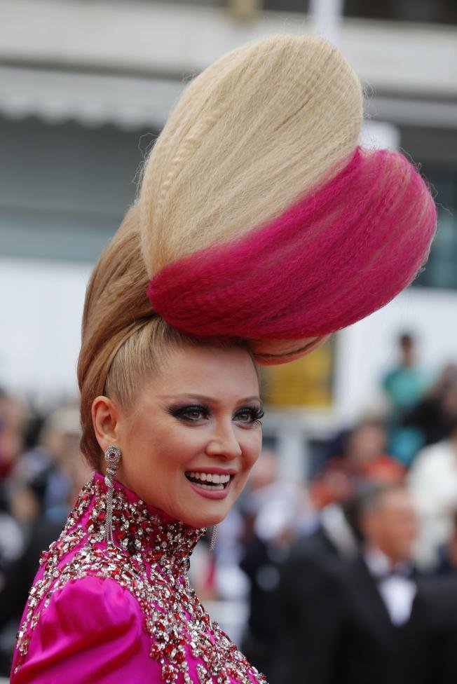 Mái tóc ấn tượng của người dẫn chương trình truyền hình `Elena Lenina