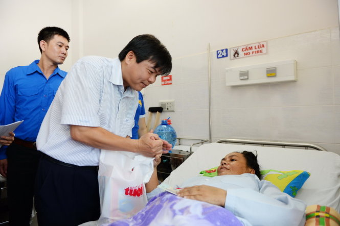 Ông Tăng Hữu Phong – Tổng biên tập báo Tuổi Trẻ thăm hỏi sức khỏe và tặng quà cho bệnh nhân đang nằm điều trị tại bệnh viện Thống Nhất trong hoạt động “Trái tim hồng vì sức khỏe cộng đồng” - Ảnh: Hữu Khoa