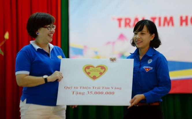 Bà Hà Thị Cẩm Vân – đại diện quỹ từ thiện Trái tim vàng trao tặng 35 triệu đồng cho bệnh viện Thống Nhất - Ảnh: Hữu Khoa