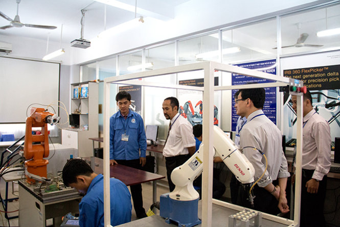 Các thành viên AUN đánh giá chất lượng chương trình đào tạo tại Trường ĐH Sư phạm kỹ thuật TP.HCM - Ảnh: Thu Thủy