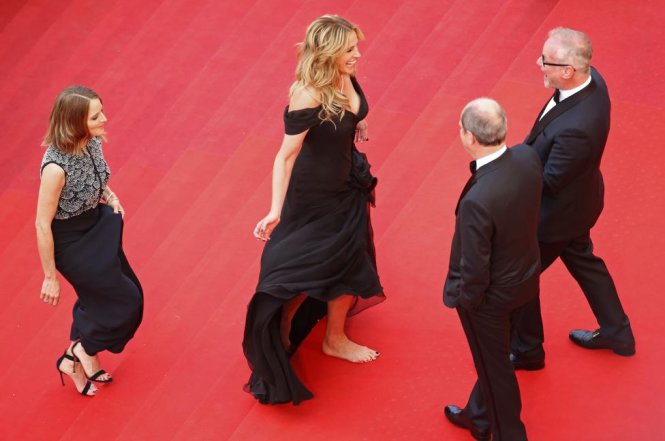 Đạo diễn Jodie Foster (trái) và diễn viên Julia Roberts trên thảm đỏ