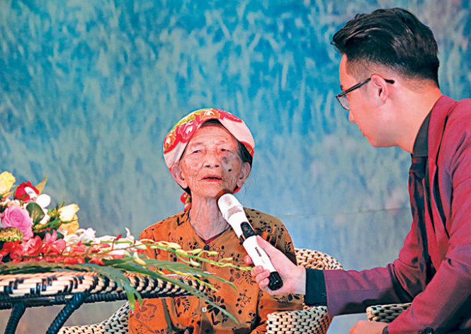 Bà Giá (81 tuổi, ở xã Trung Dũng, huyện Tiên Lữ) tại buổi lễ - Ảnh: Q.Thế