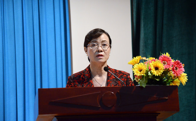 Bà Nguyễn Thị Quyết Tâm trình bày chương trình hành động trước cử tri quận Thủ Đức - Ảnh: Vũ Thủy