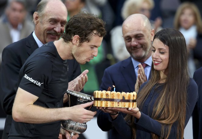 Ban tổ chức tặng bánh sinh nhật cho Murray. Ảnh: Reuters