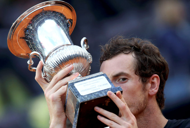 Murray bên cạnh chức vô địch Giải quần vợt Ý mở rộng 2016. Ảnh: Reuters