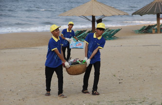 Các tình nguyện viên tham gia dọn rác làm sạch bãi biển Thiên Cầm (huyện Cẩm Xuyên, Hà Tĩnh) với mong muốn kéo du khách lại với vùng biển này sau hàng loạt thông tin cá chết gây bất lợi cho ngư dân - Ảnh: Trường Trung