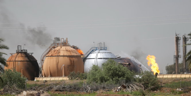 Nhà máy khí đốt ở Taji bị đánh bom sáng 15-5 - Ảnh: Reuters