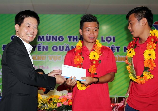 Ông Nguyễn Quốc Kỳ (bìa trái) trao thưởng cho các thành viên đội tuyển quần vợt VN dự Davis Cup - Ảnh: CVT
