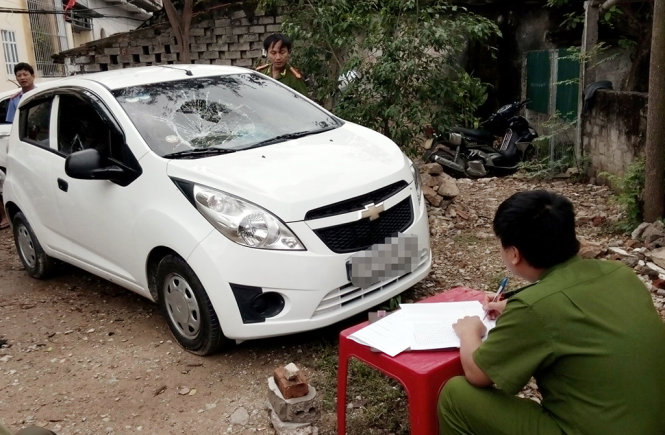 Công an huyện Quỳnh Lưu, Nghệ An khám nghiệm chiếc xe bị Điều đập phá, đốt - Ảnh: Bình Đào