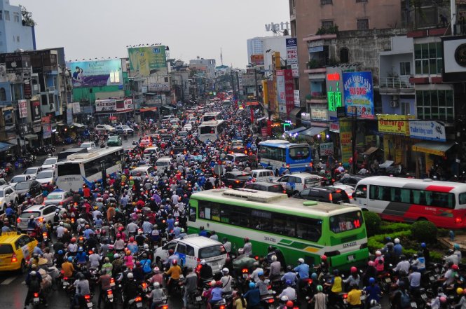 Kẹt xe ở ngã tư Hàng Xanh, hướng ra bến xe Miền Đồng - Ảnh: Thuận Hữu