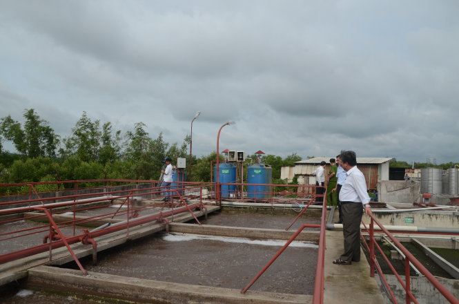 Ngành chức năng tỉnh Bà Rịa - Vũng Tàu trong một lần kiểm tra hệ thống xử lý nước thải của một DN tại Tân Hải - Ảnh: Đông Hà