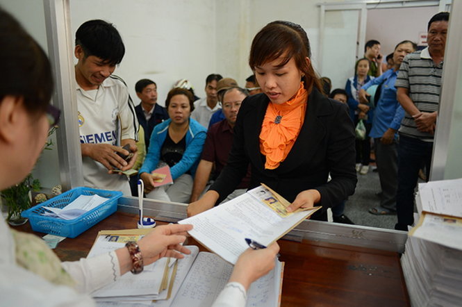Người dân lấy giấy phép lái xe mới tại Phòng quản lý và sát hạch lái xe số 252 Lý Chính Thắng, quận 3, TP.HCM  - Ảnh: Quang Định